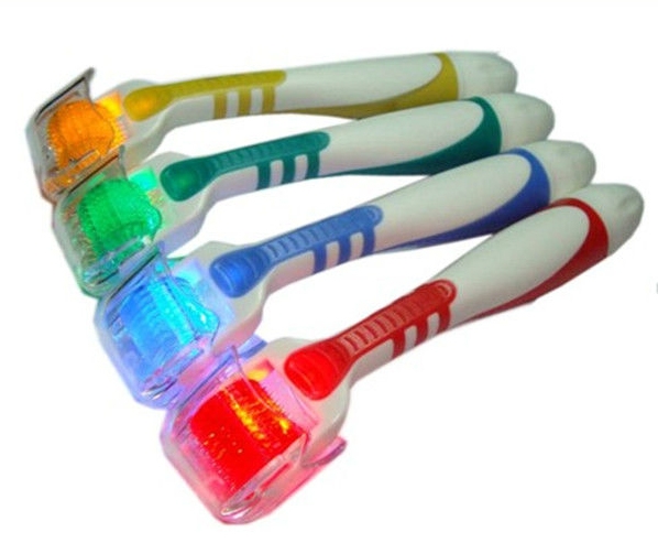 Derma Roller s LED svetlom a titánovými ihličkami